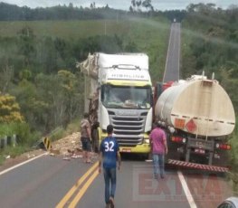 Acidente entre carretas deixa mulher ferida