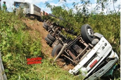 PRESIDENTE MÉDICI - Carreta tomba após bater em buraco na BR-364