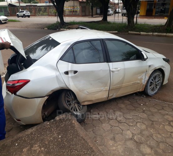 DESGOVERNADO: Condutora de Corolla se envolve em grave acidente ao desviar de moto