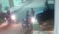 ASSISTA: Bandidos são filmados roubando moto de jovem na porta de casa