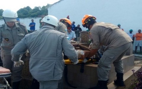 Homem é achado vivo dentro de túmulo em cemitério
