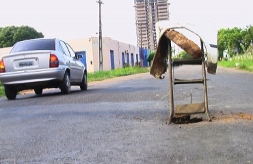 Moradores da rua Guanabara sinalizam cratera com ferro-velho e pedem socorro à Prefeitura – Veja fotos e vídeo