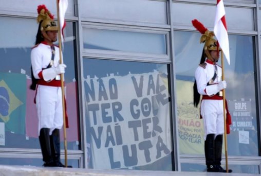 Militantes ocupam Planalto para comemorar possível anulação de impeachment