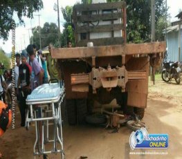 Em cruzamento caminhão passa por cima das pernas de motociclista 