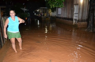 JARU - Moradores de rua em obra ficam revoltados após terem suas residências alagadas - Fotos