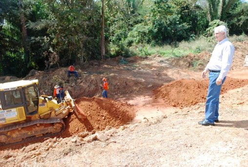 Airton lamenta e busca resolver paralisação da obra do Anel Viário