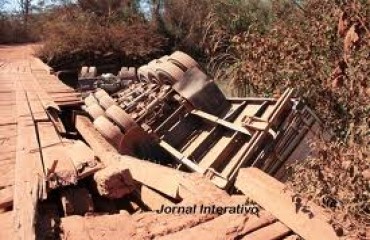 SÃO MIGUEL DO GUAPORÉ – Caminhão carregado de madeira capota e motorista morre na hora 