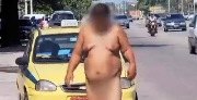 Homem é flagrado andando pelado em rua - VÍDEO