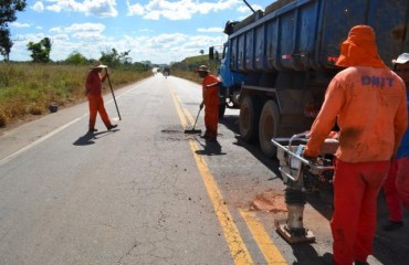 RODOVIA - DNIT tapa buracos na BR 364 apenas com terra - Fotos