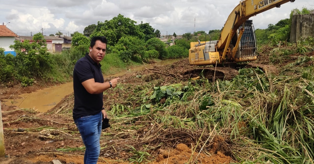 EDIMILSON DOURADO: Semob realiza limpeza em canal no Bairro Castanheira a pedido de vereador 