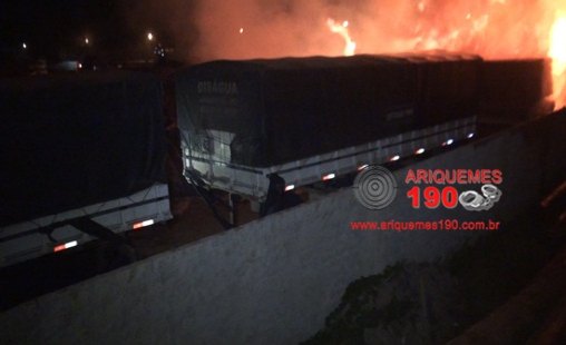 Bombeiro é acionado para atender incêndio em madeireira 