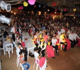 Deputada homenageia empresário durante 1ª Festa das Flores 