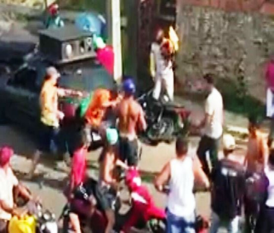 VIOLÊNCIA - Militantes do 15 espancam motociclista em carreata - VÍDEO