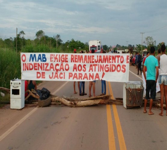 BLOQUEADA - Integrantes do MAB fecham trecho da BR 364 próximo a Jacy

