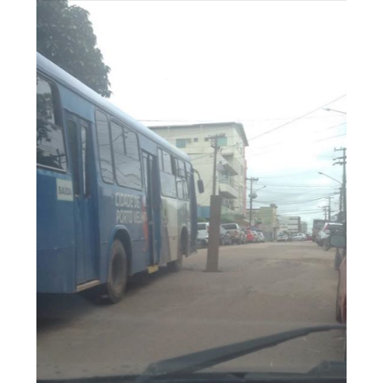 MAIS UM: Buraco no asfalto causa transtorno na zona central de Porto Velho