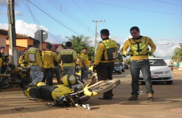 TRÂNSITO – Mototaxista tem a perna quebrada após colidir com caminhonete - Fotos