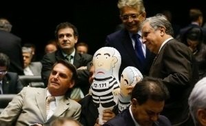 Deputados ganham miniaturas do boneco pixuleco de movimento que pede impeachment