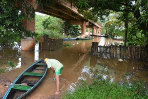 Fortes chuvas elevam nível de rio e famílias ficam desabrigadas