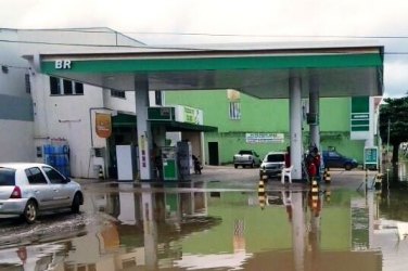 CHEIA - Posto de gasolina fecha após ser tomado pelas águas do Madeira - Fotos