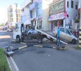 Motorista se distrai e derruba semáforo em cruzamento