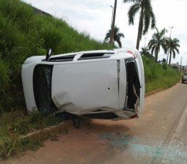 Casal discute, marido puxa freio de mão e carro capota na BR-364