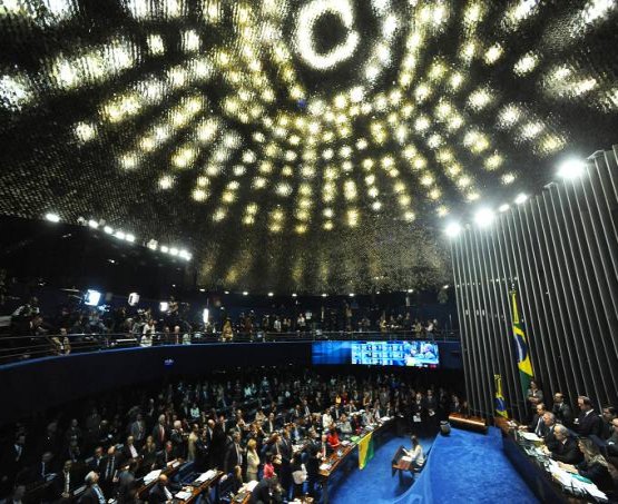 Senado aprova em 1º turno texto-base da PEC do teto