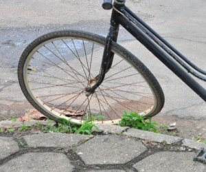 Ciclista na contra mão bate em moto