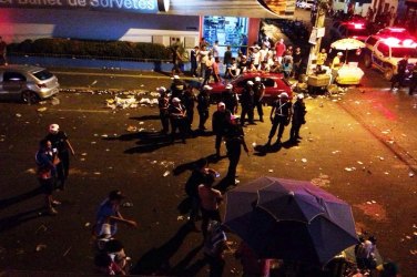 Policiais ficam feridos em confronto na 'Calçada da Fama' - Video