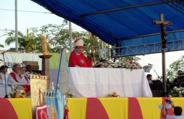 Comunidade católica celebra dia de Pentecostes com missa campal - Fotos