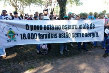 Camponeses fazem movimento em praça na capital