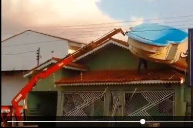 CENA DA CIDADE - Operação para passar piscina pelo telhado de casa quase termina em tragédia