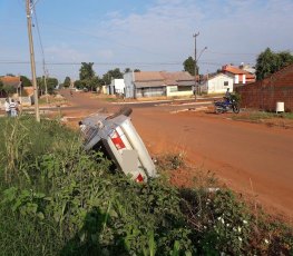 Falta de sinalização em cruzamento provoca capotamento de veículo