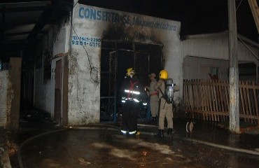 SINISTRO - Incêndio destrói apartamento e população reclama da demora do Corpo de Bombeiros