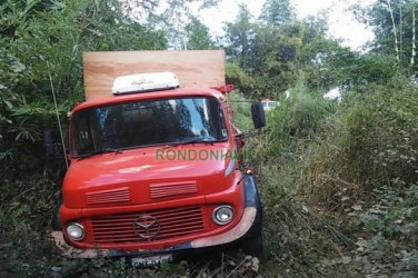 Condutor joga veículo para fora da pista após perder freio