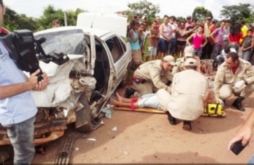 PIMENTA BUENO  - Carro e maminhonete colidem frontalmente  na RO-010 