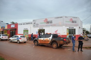 Motociclista invade loja ao tentar desviar de carro