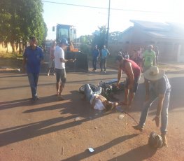 Motociclista fica gravemente ferido ao colidir com retroescavadeira 