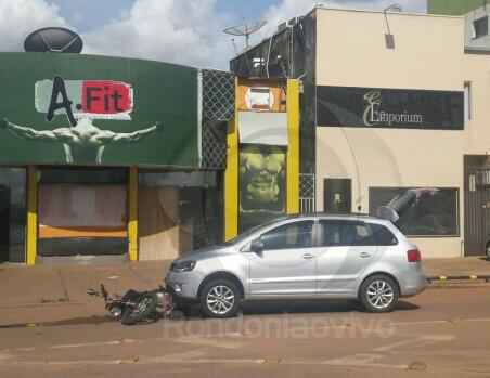 CAPITAL: Motociclista invade preferencial e acaba atingido por carro