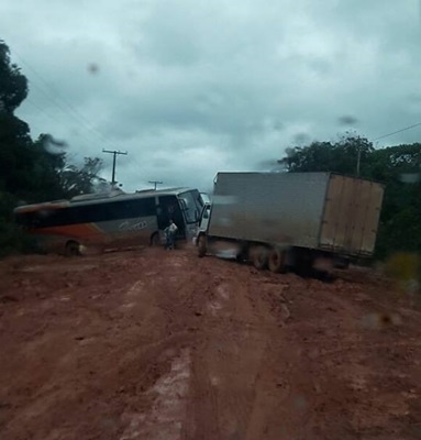 BR-319 ISOLADA: Empresas de transporte vão parar o serviço até o término das chuvas