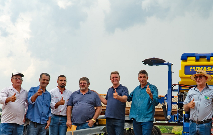 ALTO ALEGRE DOS PARECIS: Deputado faz entrega de equipamentos agrícolas a associação rural