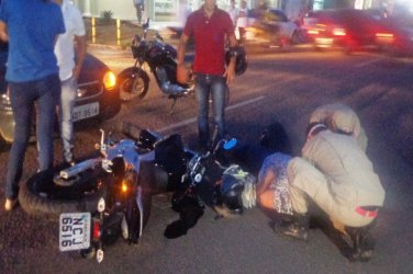 Colisão entre carro e moto deixa motociclista ferida
