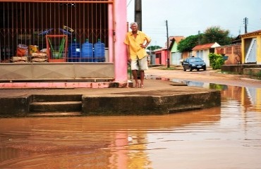 ESQUECIMENTO – Moradores e comerciante denunciam abandono de “conjunto residencial modelo” da capital em rua com bueiros entupidos há três anos - Fotos