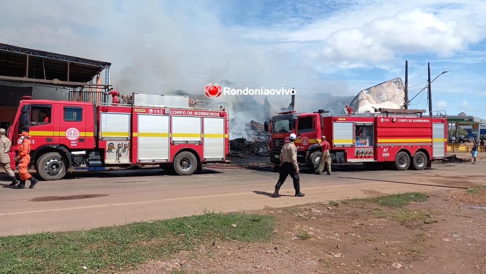 VEJA O VÍDEO: Bombeiros continuam em local que loja foi destruída por incêndio