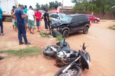 Motociclista inabilitado avança cruzamento e provoca acidente