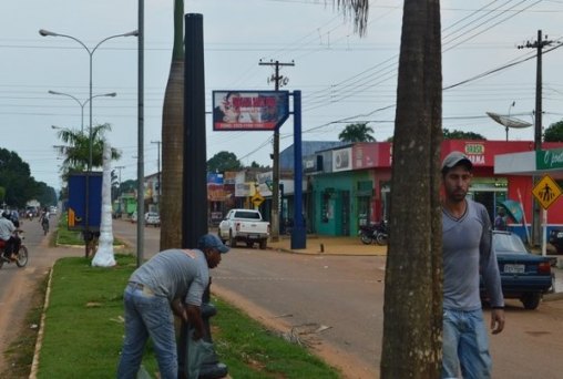 Edson Martins garante iluminação de avenida no Vale do Anari