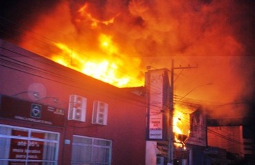 Imagens inéditas do incêndio que parou o centro da capital no último sábado (27) - Vídeo