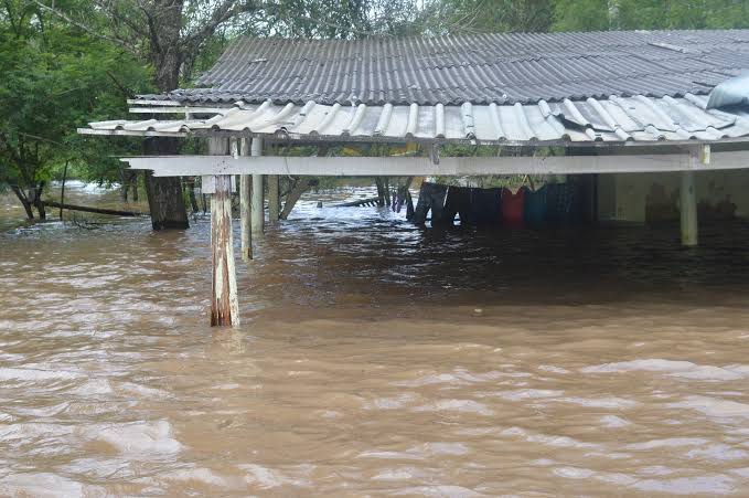 TRAGÉDIA: Criança morre afogada em área alagada pelo rio Madeira na capital