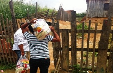 SOLIDARIEDADE – Amigos entregam cestas básica para família carente da capital - FOTOS