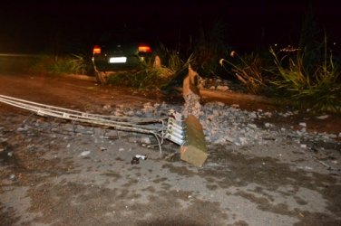 Ao desviar de ciclistas, motorista perde controle bate e derruba poste