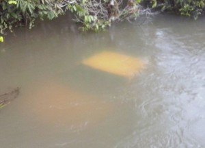 Veículo é encontrado submerso no Rio Piracolino